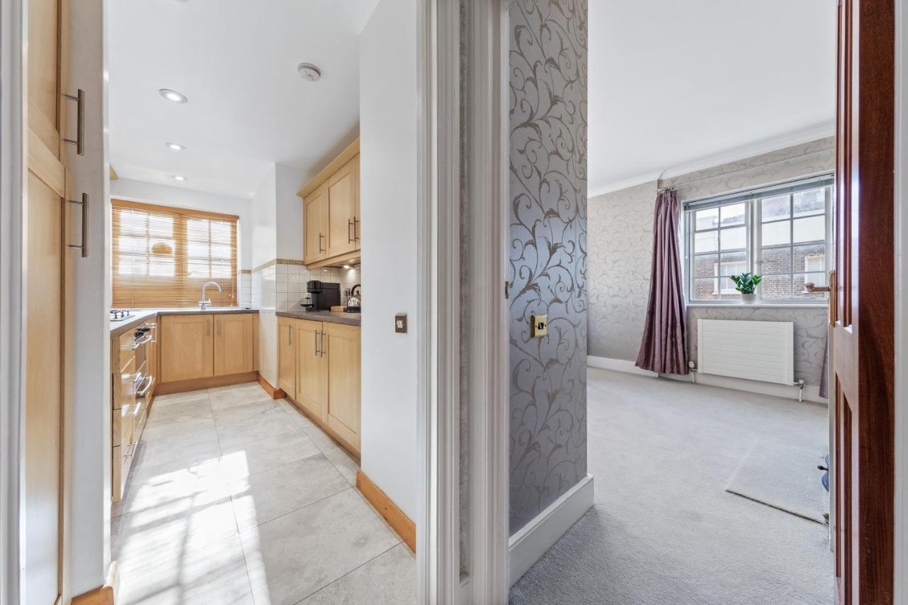 The Mayfair Large Snug Лондон Екстериор снимка